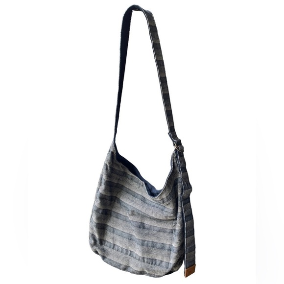 thirty-one Handbags - EUC Retro Metro by Thirty One hobo crossbody bag navy